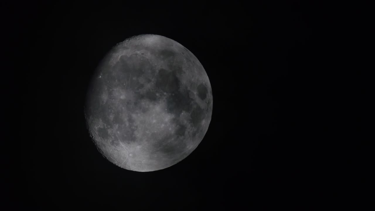 A Lua sobre o céu escuro, nuvens passando
