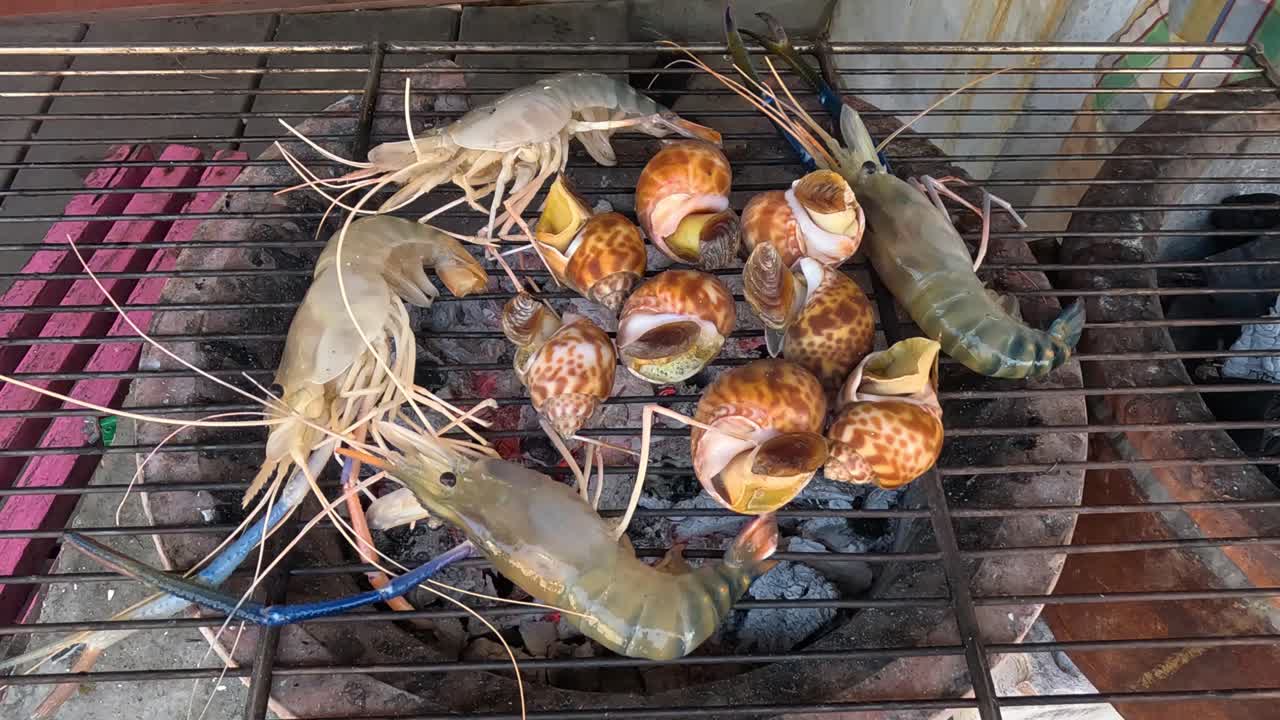 석탄 그릴에서 다양한 해산물을 요리합니다.
