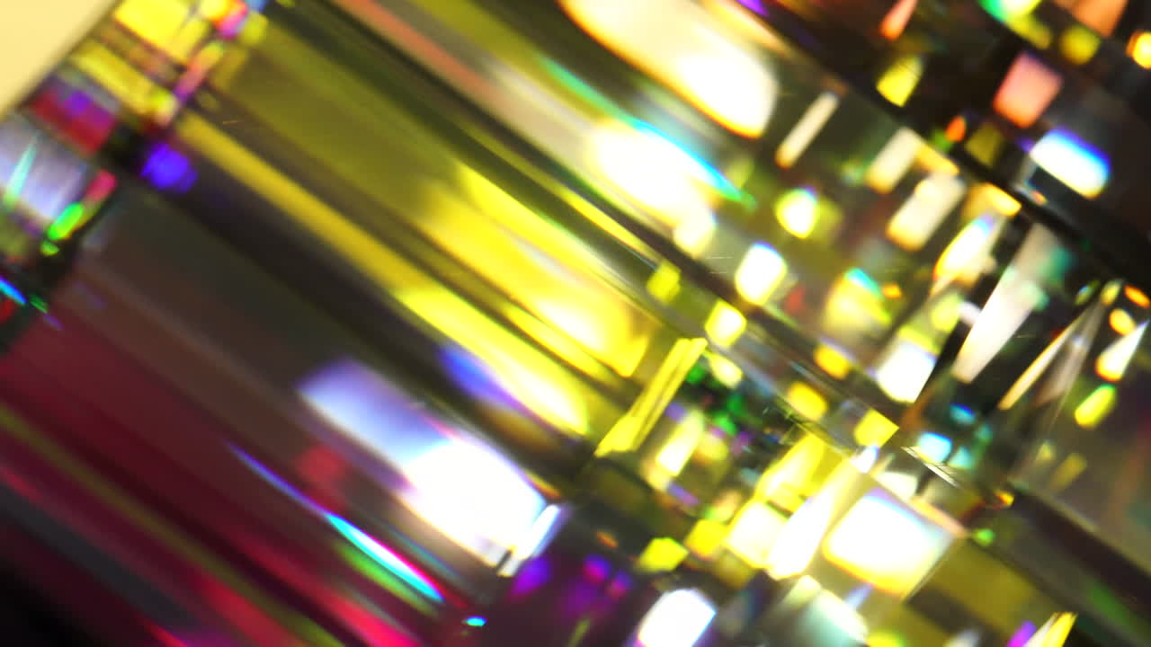 primer plano de un cubo de vidrio de caleidoscopio que gira con un reflejo colorido