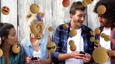 Bild-Von-Emoticons-über-Glückliche,-Vielfältige-Freunde-Mit-Smartphone