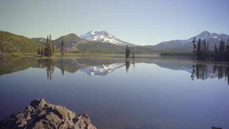 Foto-De-Un-Lago-De-Montaña-Con-Una-Gran-Montaña-Reflejada-En-El-Lago