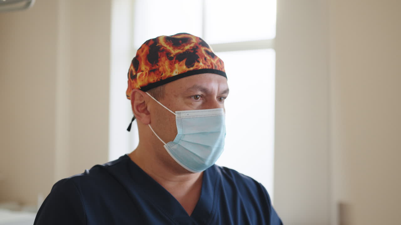 médico con equipo de protección