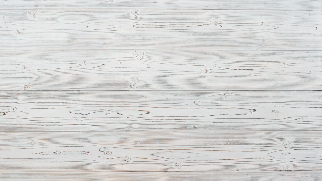 Kerstcadeaus verschijnen in vrouwelijke handen op een lichte houten achtergrond, stop-motion
