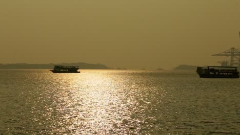 Hausboote-Fuhren-Durch-Den-Hafen,-Backwater-Tourismus,-Goldener-Sonnenuntergang