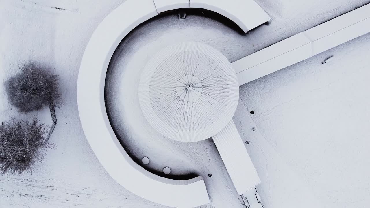 castillo de kaunas directamente encima de la toma aérea giratoria 360 en invierno