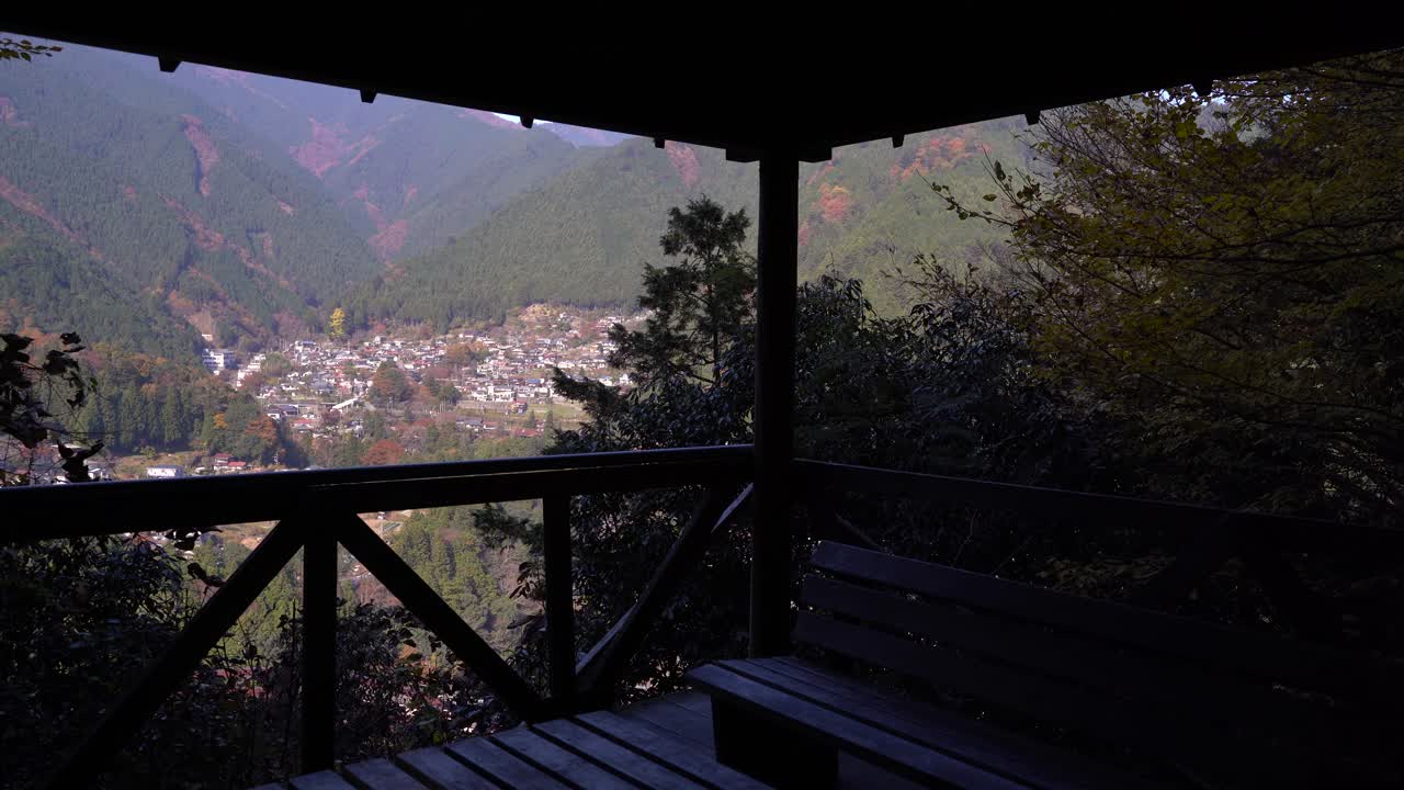 vista desde el punto de vista de la silueta hacia el pueblo del bosque de montaña