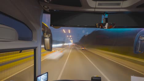 autobús nocturno en autopista