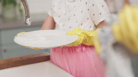 Aprendizaje-De-Limpieza-Y-Ayuda-Infantil-Con-Las-Manos-De-Los-Platos.