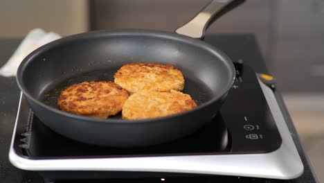 Nahaufnahme-Des-Bratens-Von-Chicken-Burger-Patties-Auf-Einer-Kochplatte