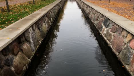 riacho de água no parque kadrioru