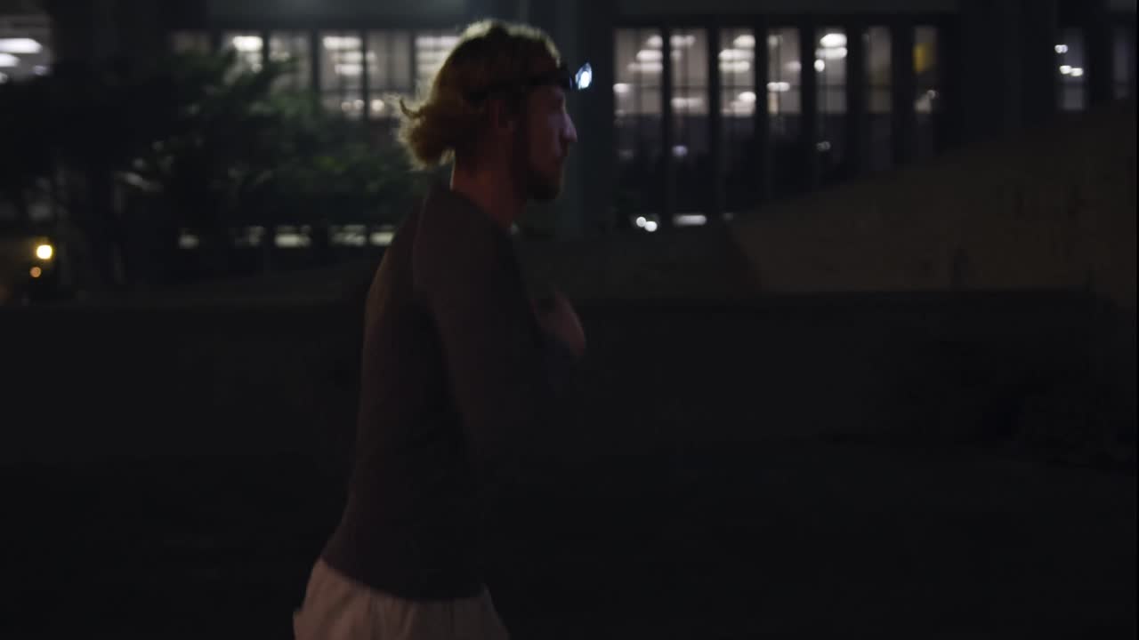 hombre caucásico deportivo entrenando en la calle