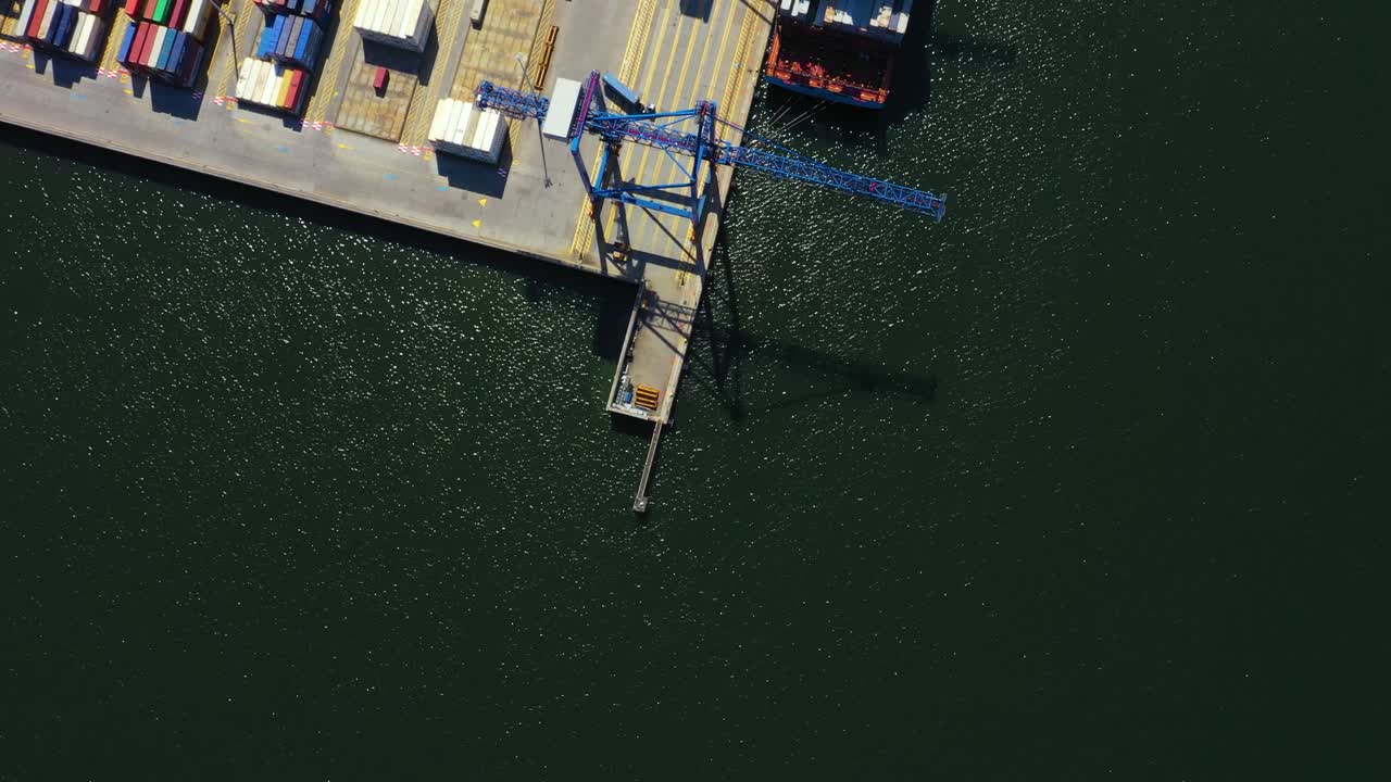 항구에서 크레인과 함께 컨테이너 선박을 탑재하는 컨테이ner 선박, 컨테이더 수입 및 수출 사업 물류 및 운송, 공중 상단 뷰.