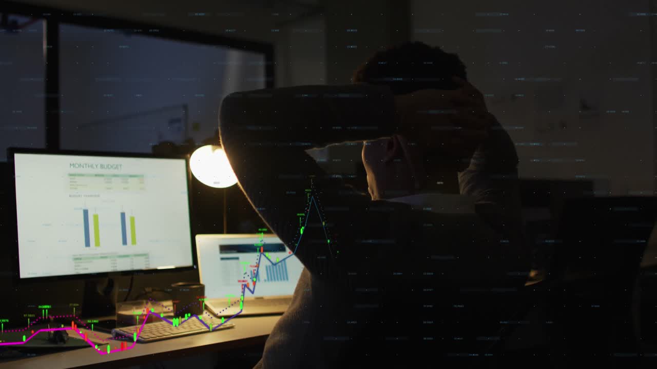 사무실에서 일하는 두 인종의 사업가에 대한 금융 데이터 처리 애니메이션