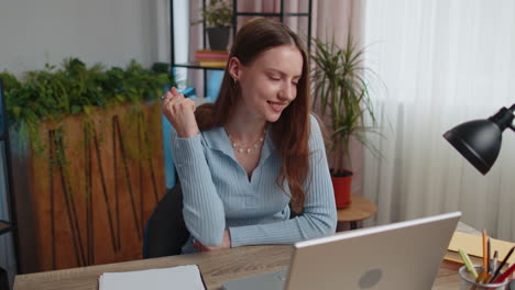 chica feliz freelancer trabajando en una computadora portátil celebrar el éxito ganar dinero en la lotería obtener en línea buenas noticias