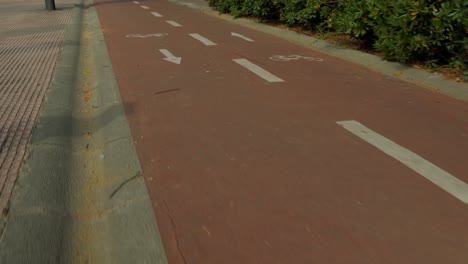 Una-Foto-De-Un-Carril-Bici-Con-Una-Bicicleta-Pasando