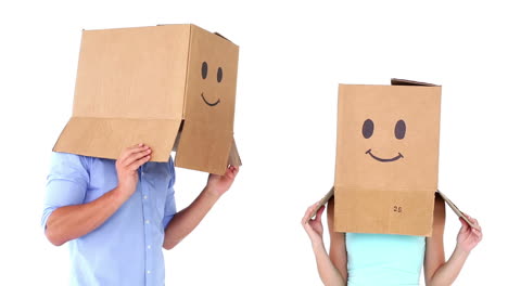 Pareja-Joven,-Llevando,-Cajas-De-Emoticonos,-En,-Cabezas