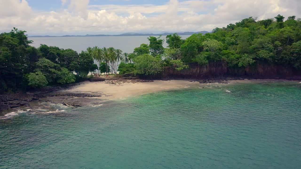 drone tomando vuelo, revelando una hermosa vista tropical sobre el mar de boca chica, panamá
