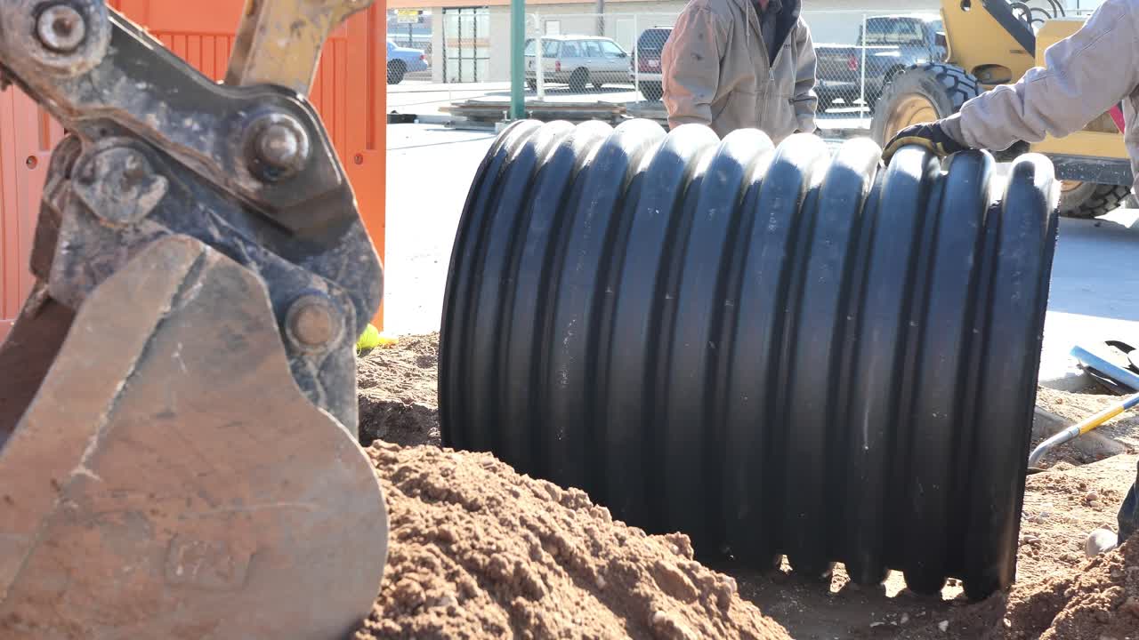 múltiples tomas de un sitio de construcción con trabajadores trabajando lejos, y equipos que se utilizan
