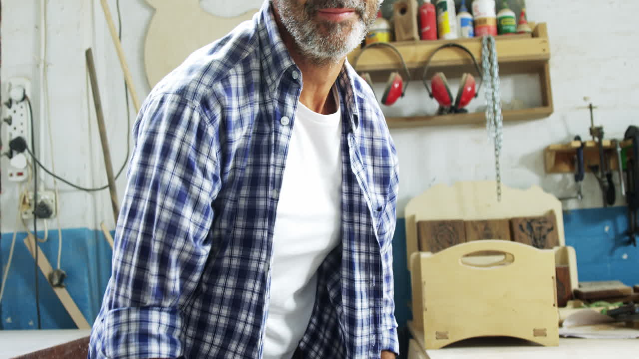 retrato de un carpintero sonriente midiendo