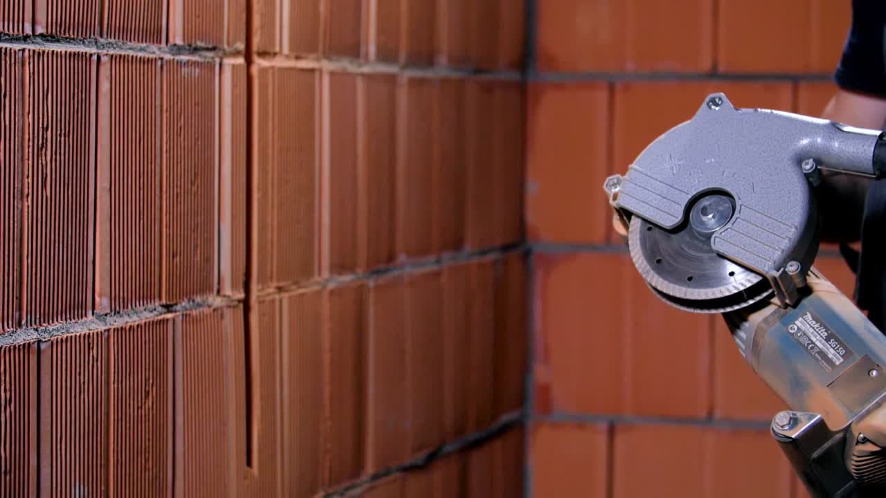 cortar una pared de ladrillo con una sierra de hormigón