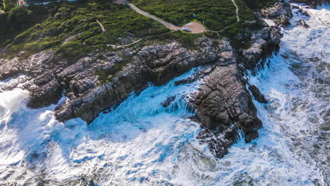 Drohnen-Hyperlapse-Entlang-Der-Zerklüfteten-Küste-Von-Hermanus-Mit-Turbulenten-Wellen