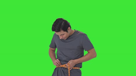 Hombre-Indio-Feliz-Midiendo-La-Cintura-Usando-Pantalla-Verde-De-Cinta-De-Pulgada