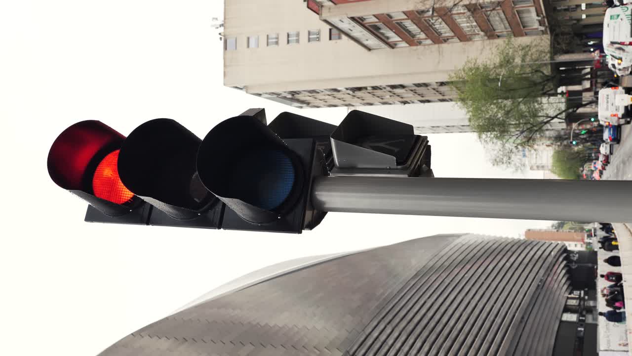 semáforo cambiando de verde a rojo en una calle principal de madrid