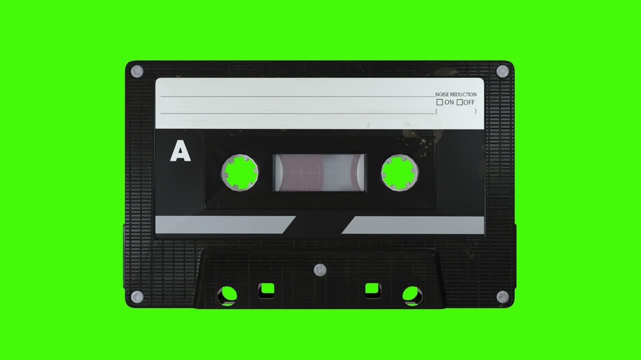 vieja cinta de cassette de audio girar en una pantalla de verdes. 4k