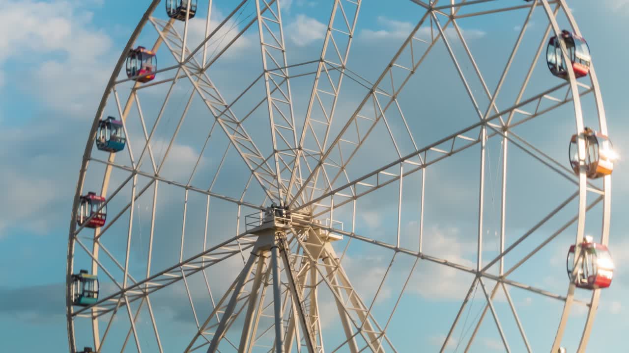 회전하는 페리스 과 구름의 움직임, 일몰 구름 하늘의 타임 라프스