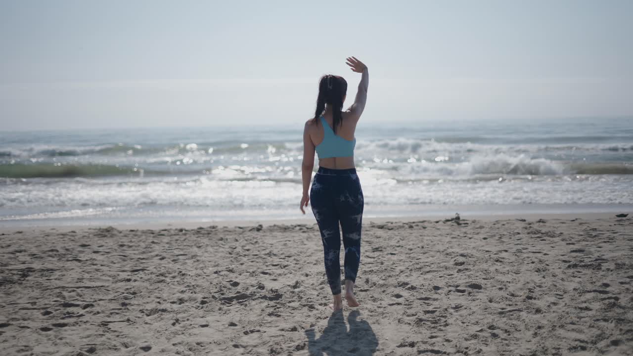 해변에서 하루를 즐기는 여자