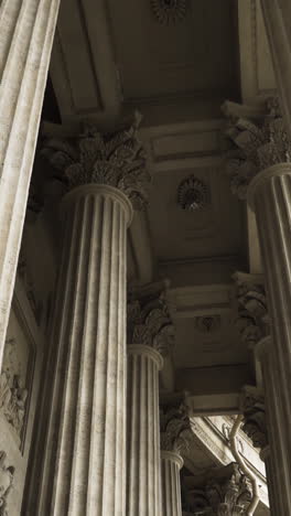 detalle arquitectónico interior de un edificio clásico