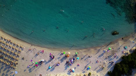 Luftdrohnenaufnahme-Von-Oben-Nach-Unten-über-Touristen,-Die-Abends-Den-Strand-Von-Punta-Molentis,-Villasimius,-Südsardinien,-Italien-Genießen