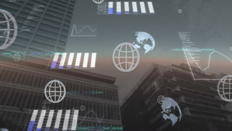 animación de globos, gráficos y lenguaje de computadora contra un ángulo bajo vista de edificios contra el cielo