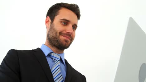 hombre de negocios usando una computadora portátil