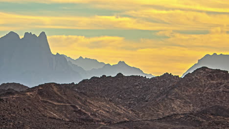 lapso de tiempo de las montañas de hurghada con cielo naranja nublado, egipto