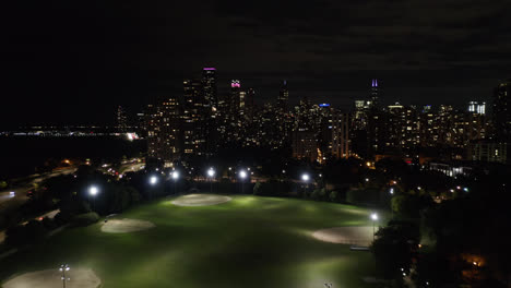 En-Illinois,-Estados-Unidos,-Se-Utilizó-Un-Dron-Para-Capturar-Los-Campos-De-Béisbol-Del-área-Metropolitana-De-Chicago-De-Noche