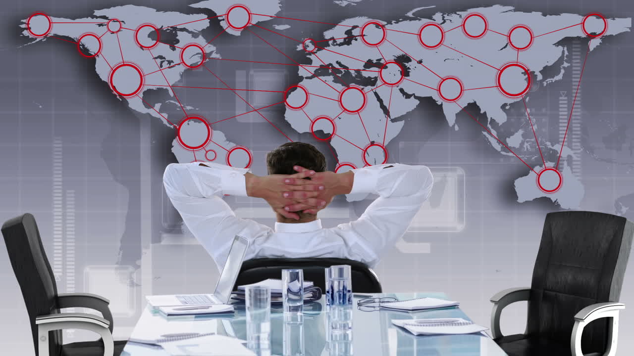 기술 인터페이스를 바라보는 사업가의 뒷면