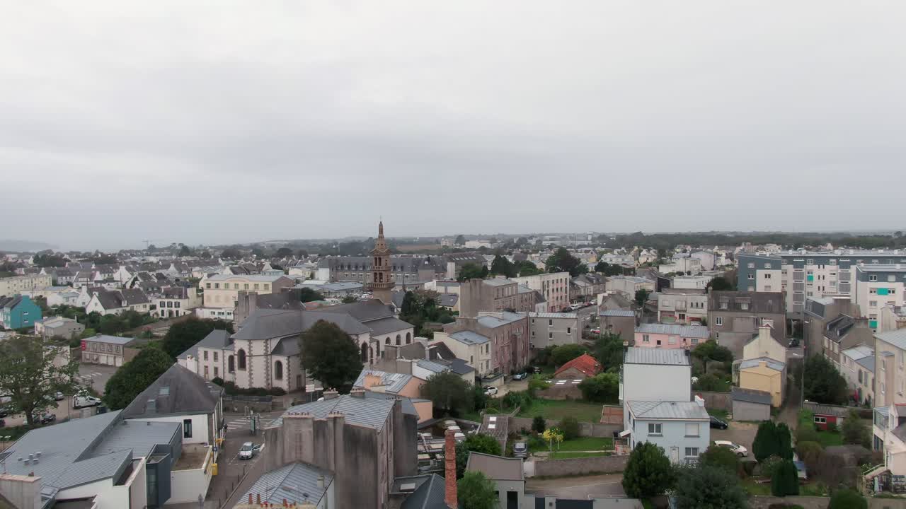 imagen de un avión no tripulado viendo los suburbios de la ciudad de brest en francia en un día nublado