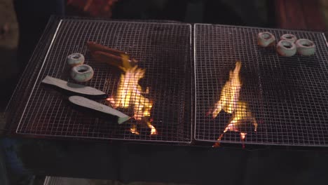 Comienzo-De-Asar-Champiñones,-Salchichas-Y-Berenjenas-En-Una-Barbacoa-Frente-A-La-Casa-En-Un-Jardín.