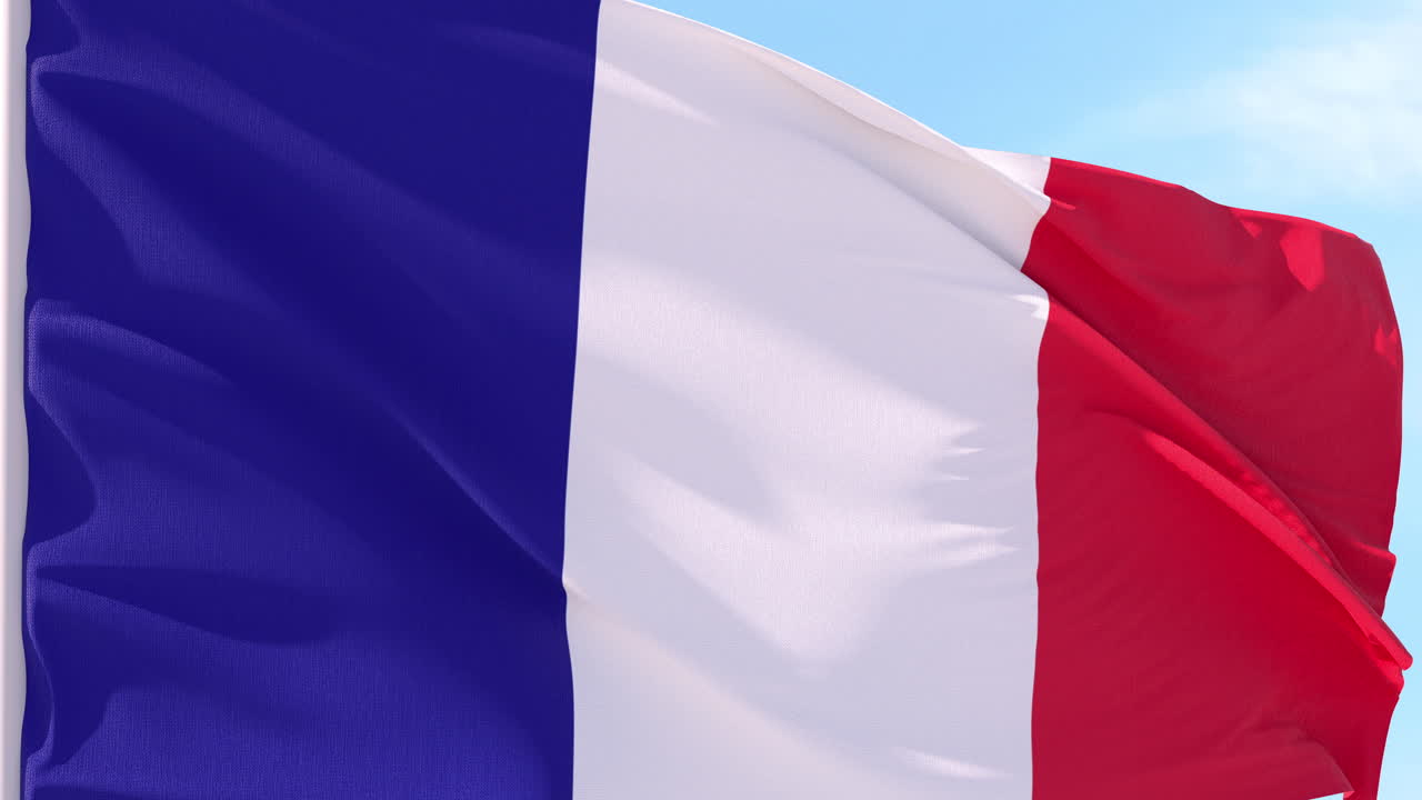 Bandera francesa ondeando al viento contra el cielo azul