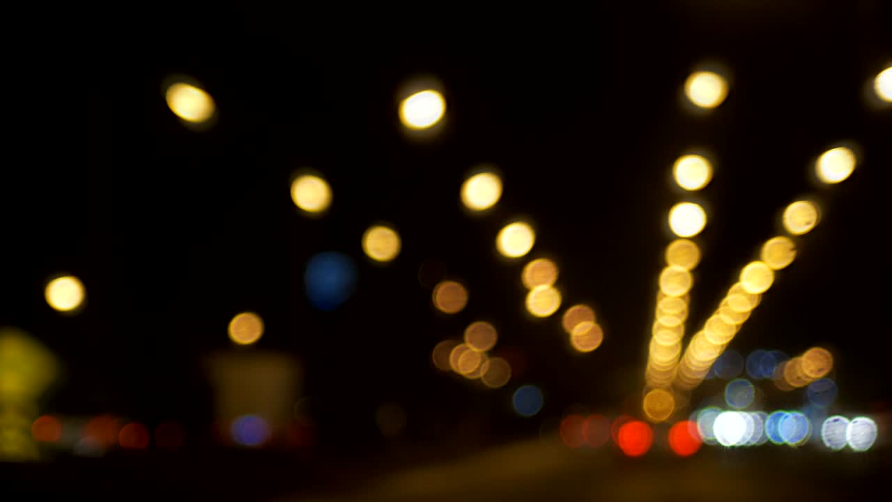 расфокусировка света на дороге во время движения машины.