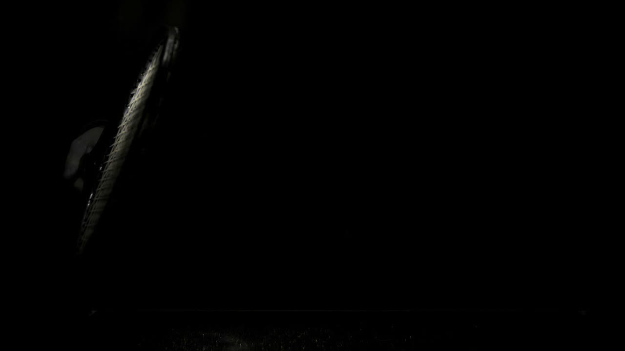 alguien golpeando una pelota de tenis con una raqueta