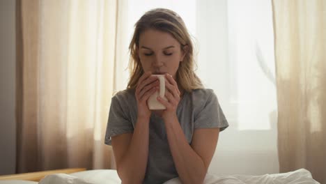 Mujer-Caucásica-Tomando-Café-Por-La-Mañana-En-La-Cama.