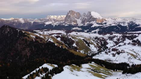 Vista-Aérea-Panorámica-De-Langkofel,-Plattkofel-Y-La-Cordillera-De-Los-Dolomitas-Desde-Seiser-Alm---Meseta-Alpe-Di-Siusi-En-Tirol-Del-Sur,-Italia-Alrededor-De-La-Puesta-Del-Sol