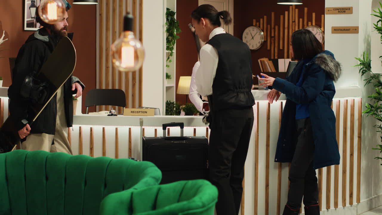 겨울 겉옷을 입고 활동적인 커플