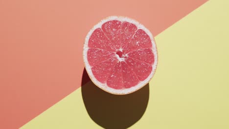 video de pomelo rojo en rodajas con espacio de copia sobre fondo naranja y amarillo