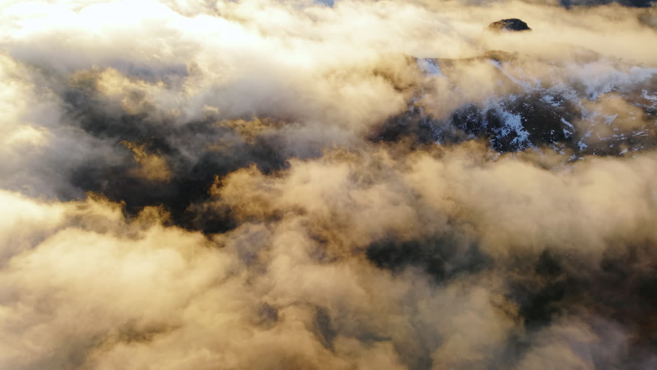 Luftaufnahme über Wolken Friedliches Winterbergpanorama zur Entspannung im Hintergrund