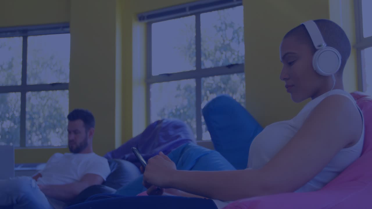 Donna che tiene il telefono e riceve notifiche, uomo che guarda il laptop mentre le notifiche social si accumulano, sfumando per le statistiche.