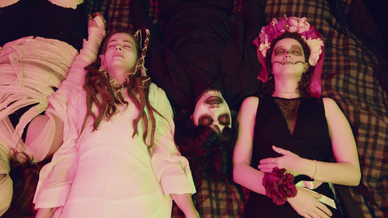 amigos en una fiesta de halloween