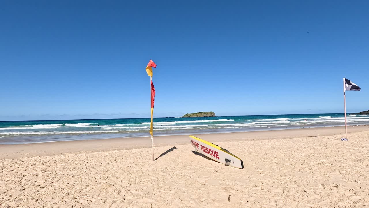 banderas que marcan el área de natación segura en la playa